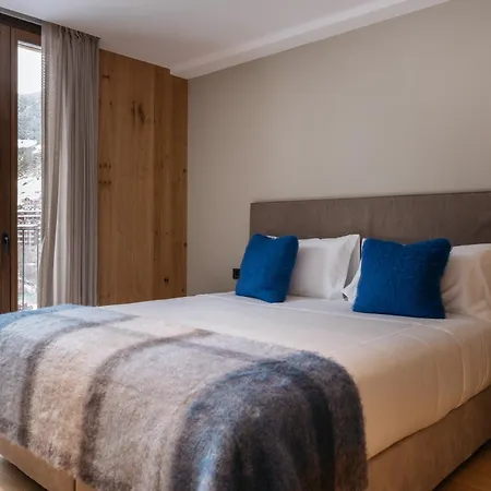 アパート Isard Residences & By Vip Residences エル・ターター
