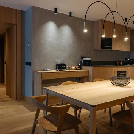 Isard Residences & By Vip Residences アパート *